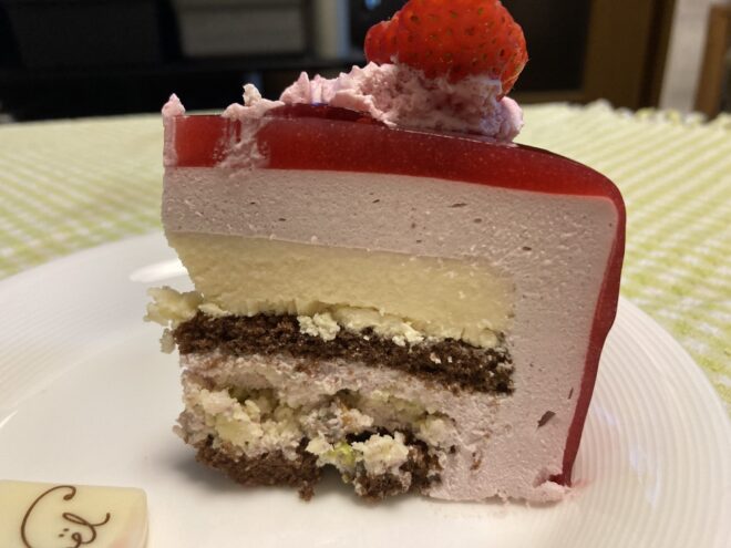 シャトレーゼ　2025 クリスマスケーキ　Xmasプレミアム・ルージュ14cmの実食レビュー