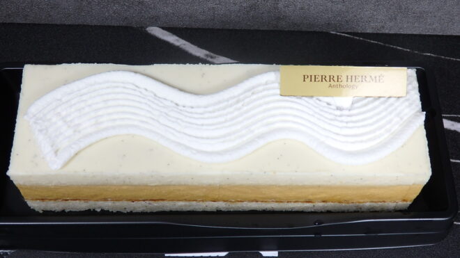 2025 ファミリマート クリスマスケーキ ピエール・エルメ アンソロジー監修 ガトー・ド・ノエル バニラ&キャラメル 実食レビュー